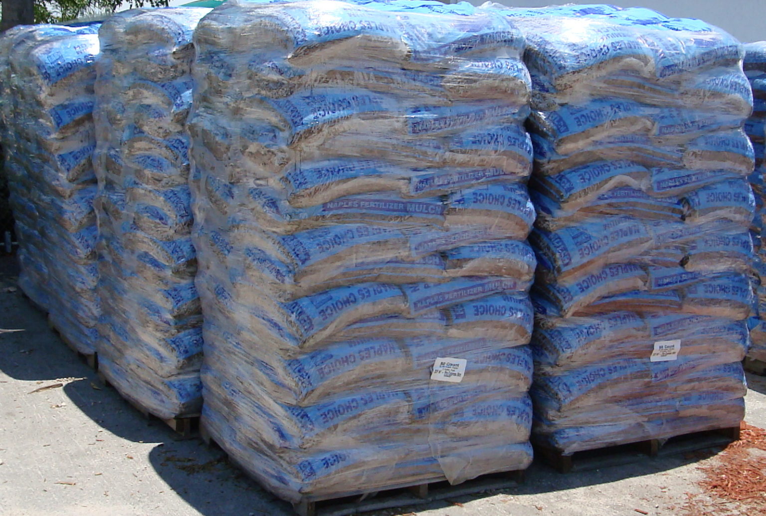 1 Pallet Cocoa Brown Mulch – Naples Fertilizer & Garden Center – Mulch